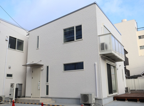 休日はペットとデッキで寛ぐ。先進設備×安心の戸建賃貸